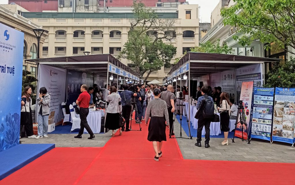 Hình ảnh các gian hàng trưng bày giới thiệu các sản phẩm của các địa phương được bảo hộ quyền sở hữu trí tuệ