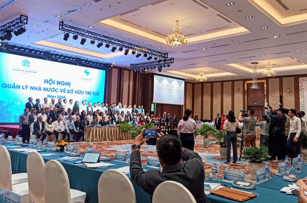 Đại biểu tham dự hội nghị chụp ảnh lưu niệm